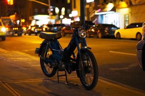 Lower Speed Limits: Impact on Moped Sales & Safety Innovations