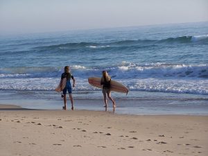Mastering Surfboard Safety: The Ultimate Guide to Leash Choice and Use
