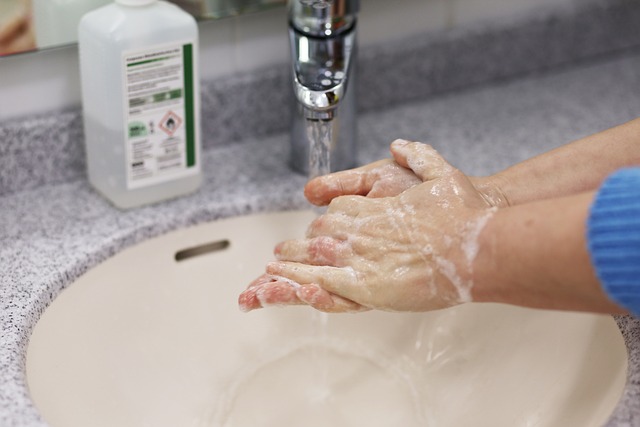 bathroom-tile-cleaning-640x480-15350079.jpeg
