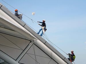Flat Roof Repair: Signs, Process, & Prolonging Lifespan with Right Contractor