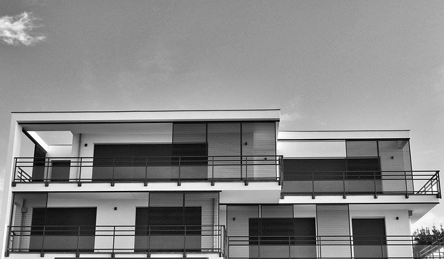 Flat Roof Repair: Address Leaks, Prolong Lifespan with Expert Services